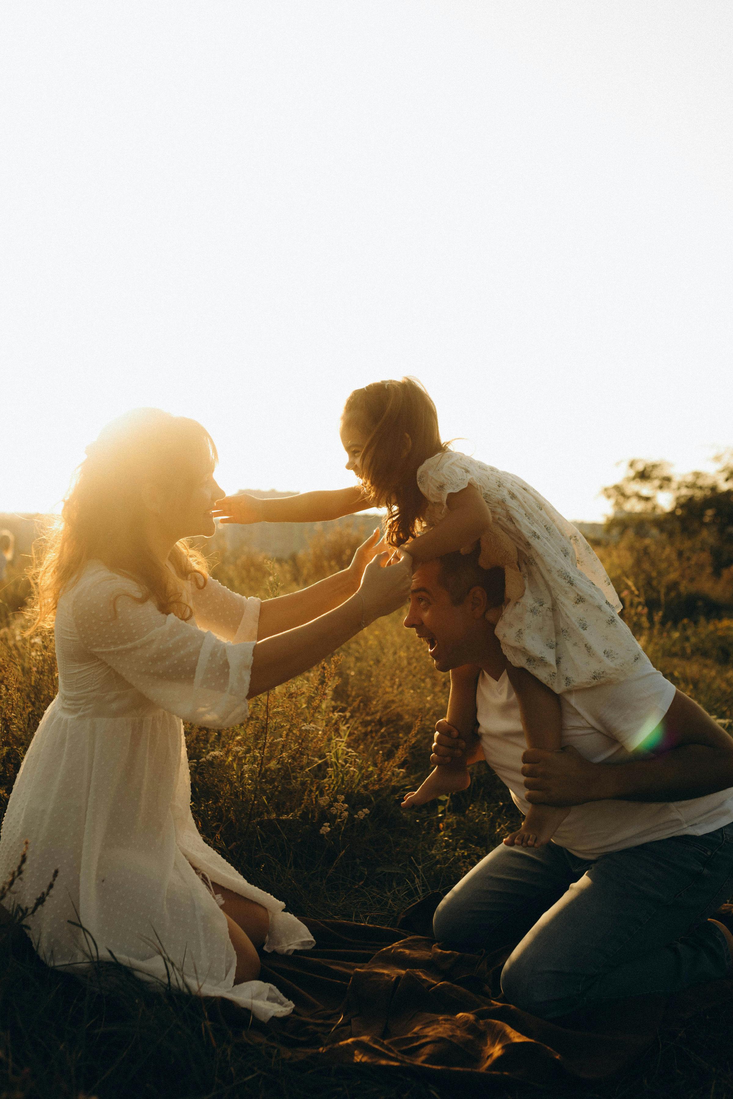 Familia feliz disfrutando juntos al atardecer